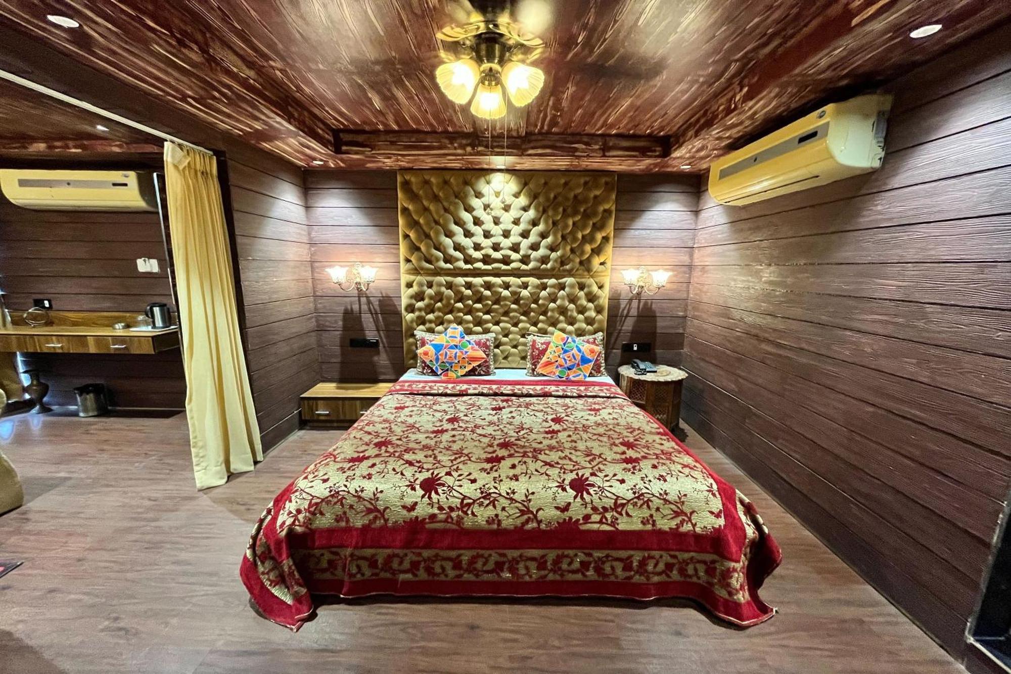 Hotel Shailly Inn Ahmedabad Exterior photo