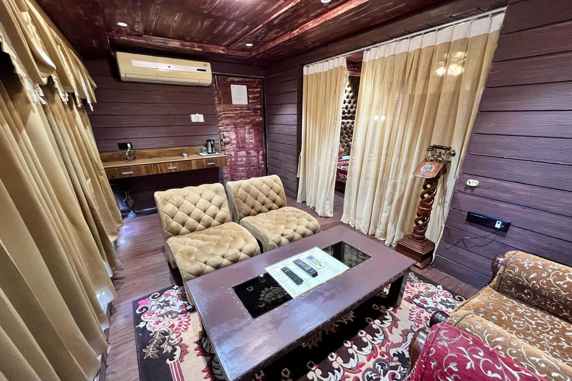 Hotel Shailly Inn Ahmedabad Exterior photo